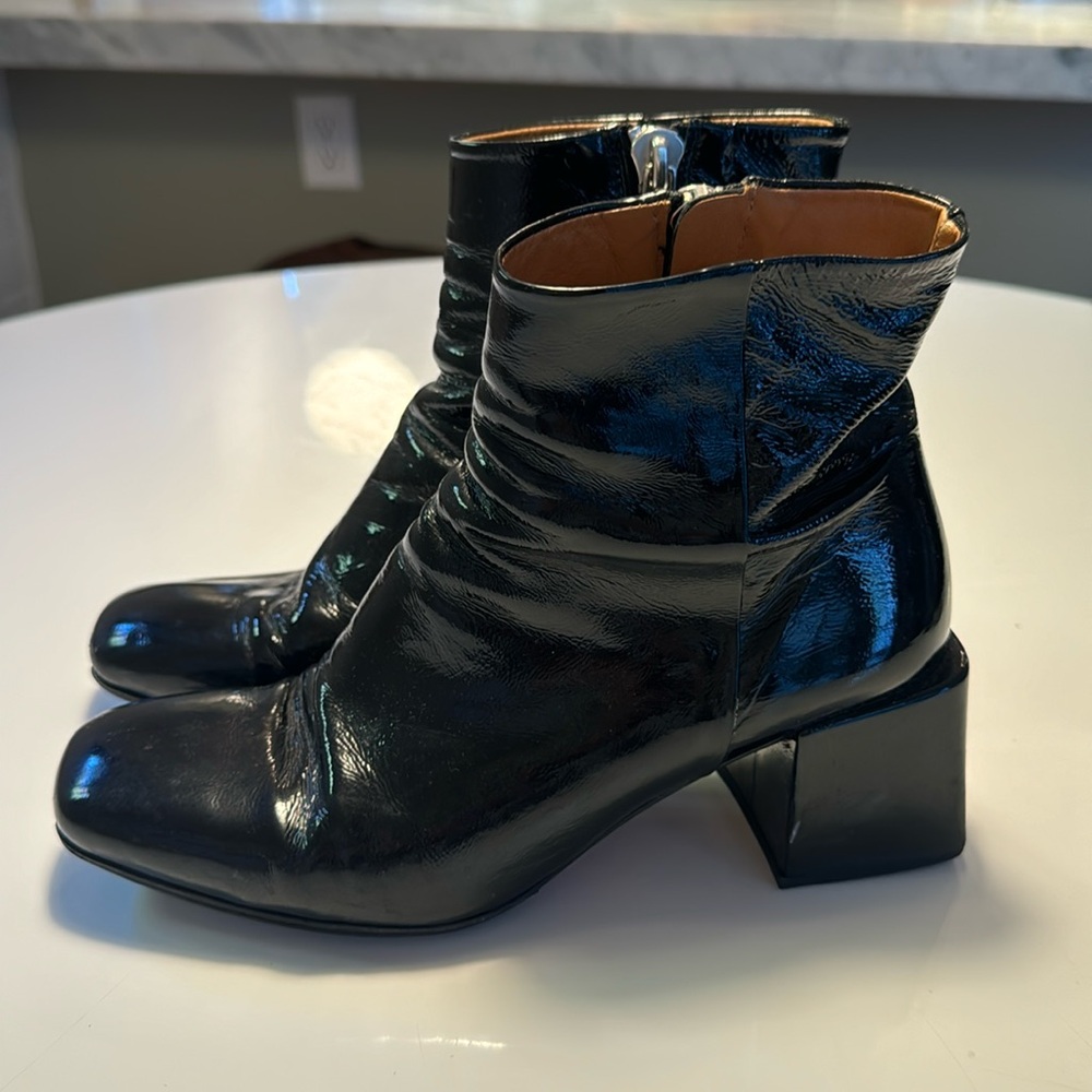 Loq Lazaro in black patent leather
